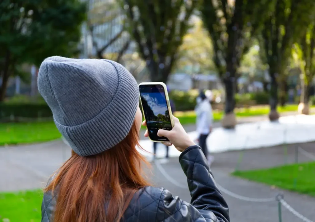 スマートフォンで写真を撮影する様子